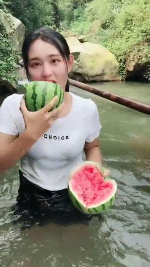 萌妹子吃瓜开场,揭秘娱乐圈幕后真相