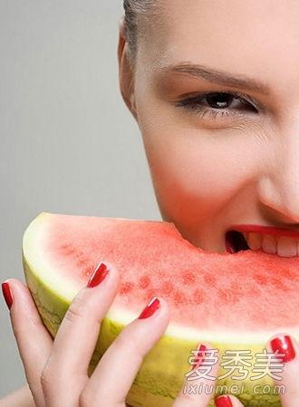 吃瓜吃到脸上了,一不留神，瓜汁溅脸成尴尬瞬间