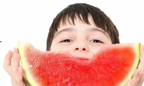 吃瓜吃到脸上了,一不留神，瓜汁溅脸成尴尬瞬间