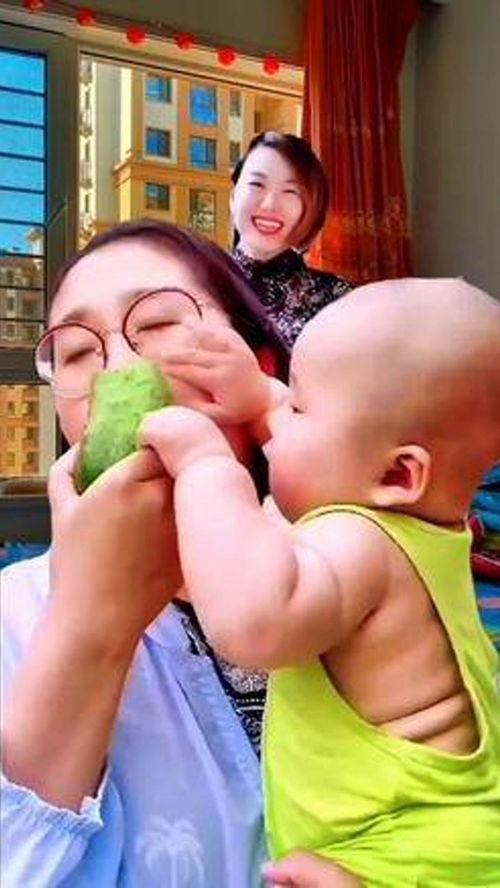 萌娃吃瓜搞笑配音,萌态百出笑翻众人