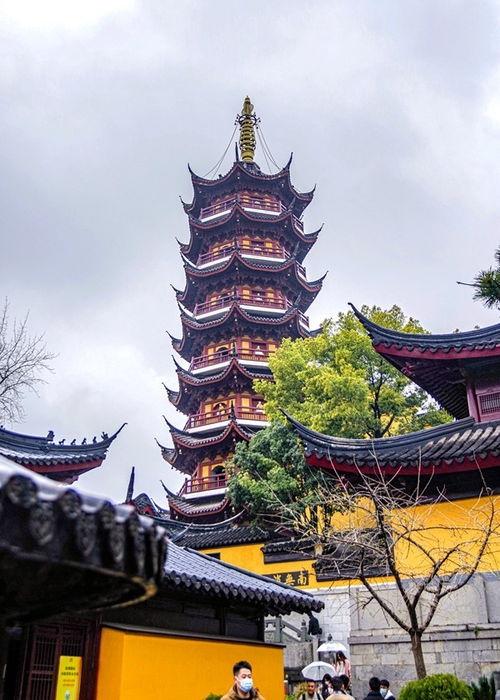 南京鸡鸣寺吃瓜,古寺新韵，瓜香四溢的市井生活