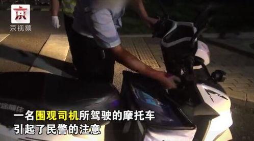 吃瓜群众挤来围观