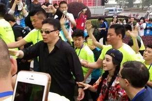 吃瓜群众挤来围观