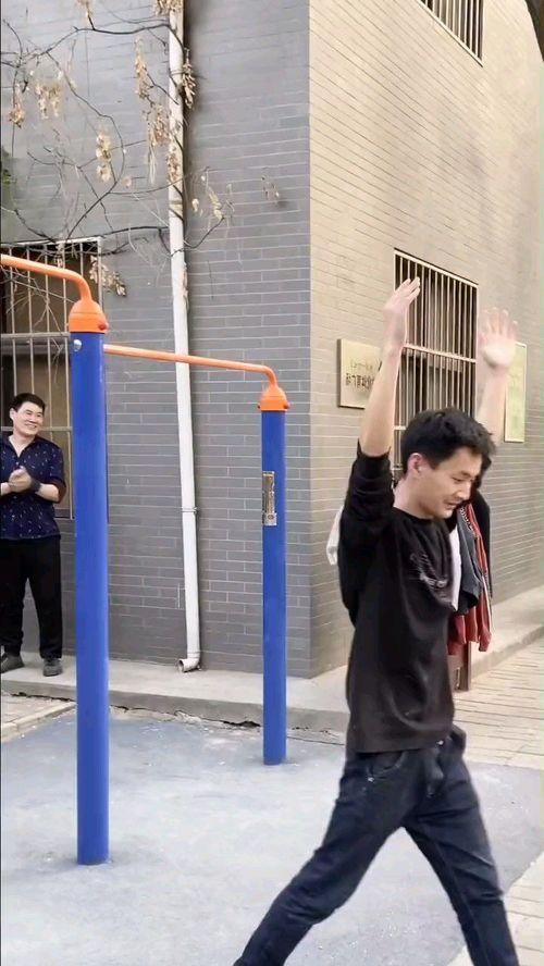 吃瓜群众挤来围观,围观现场热闹非凡