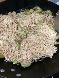 杭州炒面吃瓜,一勺香浓，一瓜解暑，夏日里的味蕾盛宴