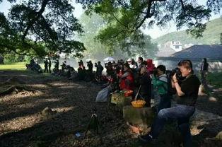 漓江吃瓜群众拍照,捕捉夏日悠闲时光